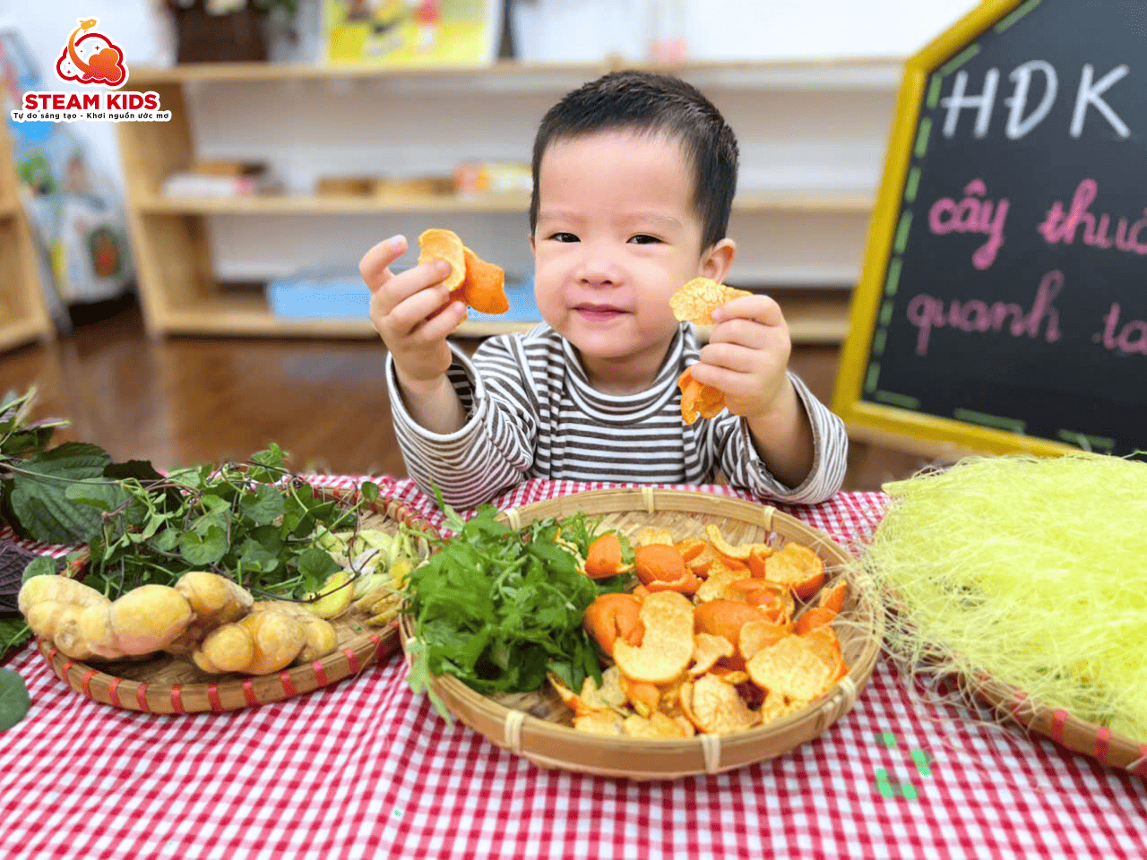 HOẠT ĐỘNG KHÁM PHÁ: “CÂY THUỐC QUANH TA” HOẠT ĐỘNG KHÁM PHÁ: “CÂY THUỐC QUANH TA” - Trường Mầm Non STEAM KIDS