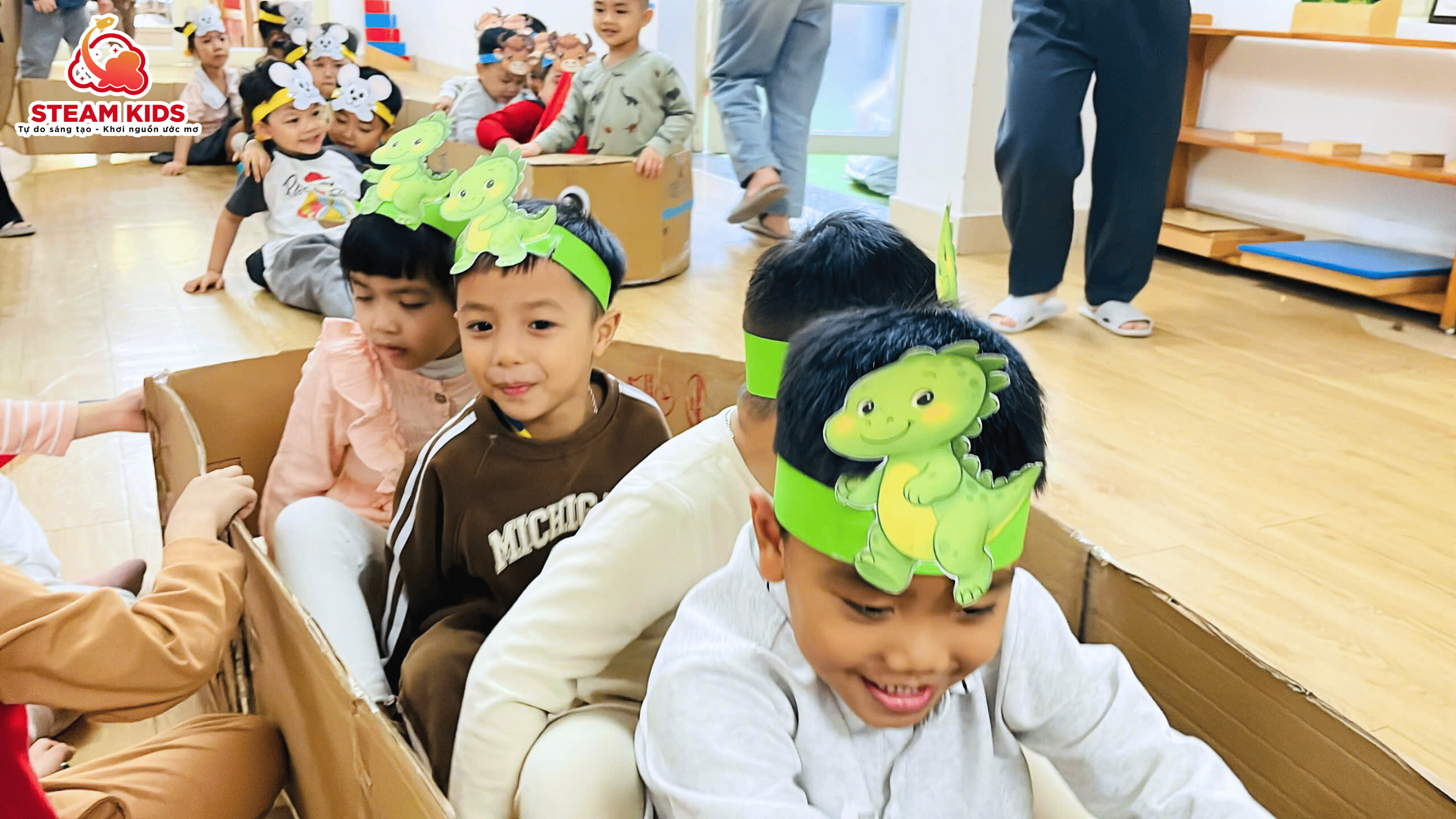 CUỘC ĐUA THUYỀN TRÊN CẠN SIÊU HẤP DẪN CỦA CÁC BẠN NHỎ LỚP STEAM 1 CUỘC ĐUA THUYỀN TRÊN CẠN SIÊU HẤP DẪN CỦA CÁC BẠN NHỎ LỚP STEAM 1 - Trường Mầm Non STEAM KIDS