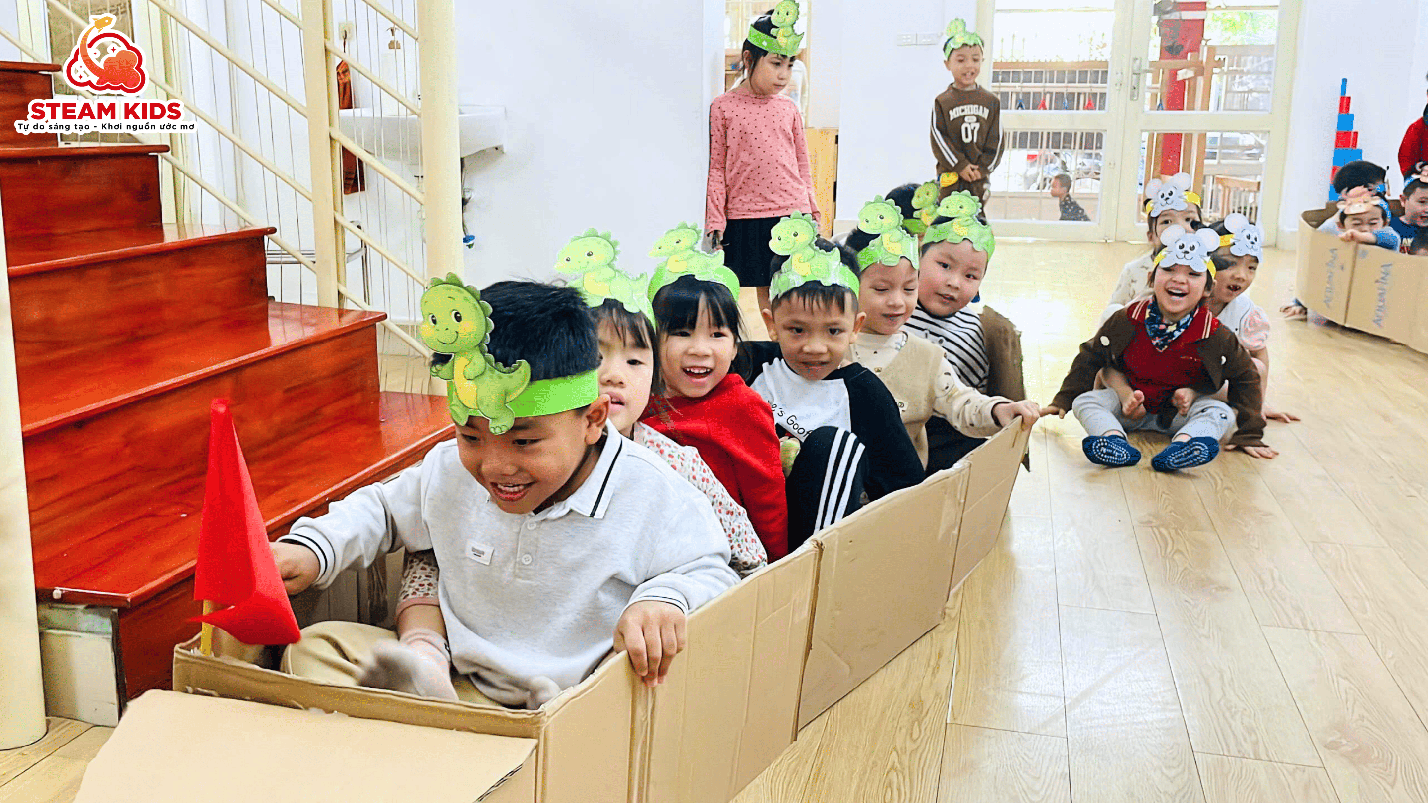 CUỘC ĐUA THUYỀN TRÊN CẠN SIÊU HẤP DẪN CỦA CÁC BẠN NHỎ LỚP STEAM 1 CUỘC ĐUA THUYỀN TRÊN CẠN SIÊU HẤP DẪN CỦA CÁC BẠN NHỎ LỚP STEAM 1 - Trường Mầm Non STEAM KIDS