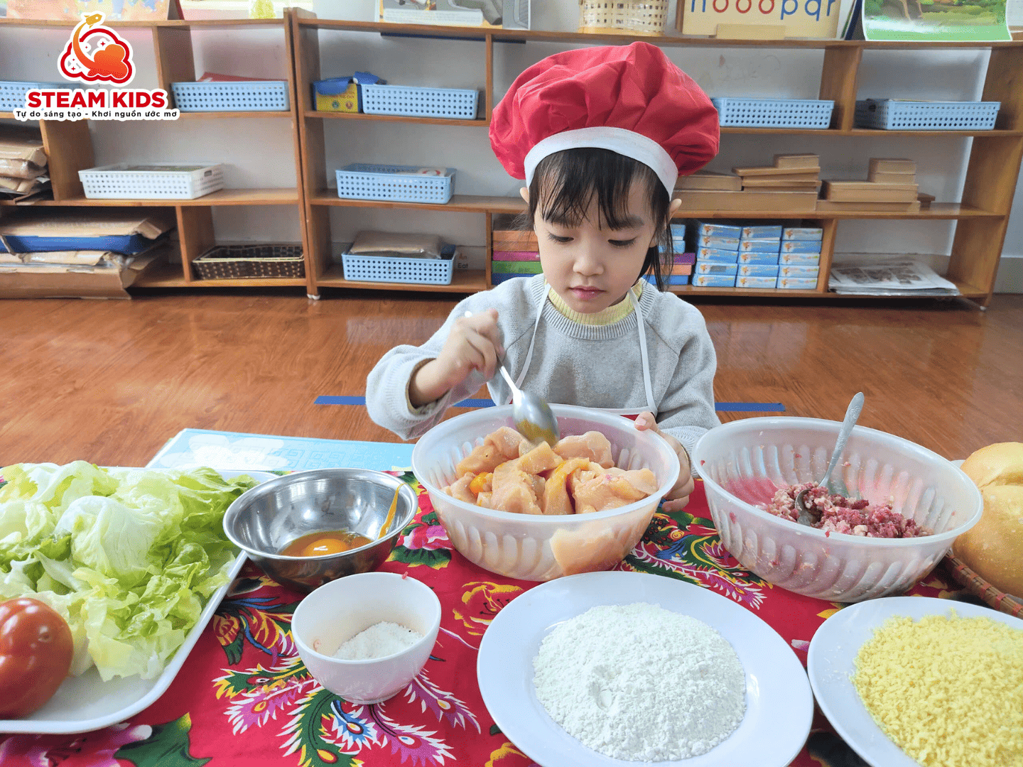 BÉ VÀO BẾP – TRẢI NGHIỆM LÀM BÁNH HAMBURGER BÉ VÀO BẾP – TRẢI NGHIỆM LÀM BÁNH HAMBURGER - Trường Mầm Non STEAM KIDS