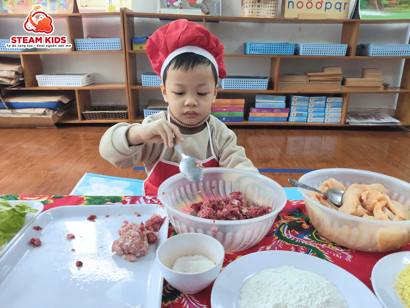 BÉ VÀO BẾP – TRẢI NGHIỆM LÀM BÁNH HAMBURGER BÉ VÀO BẾP – TRẢI NGHIỆM LÀM BÁNH HAMBURGER - Trường Mầm Non STEAM KIDS