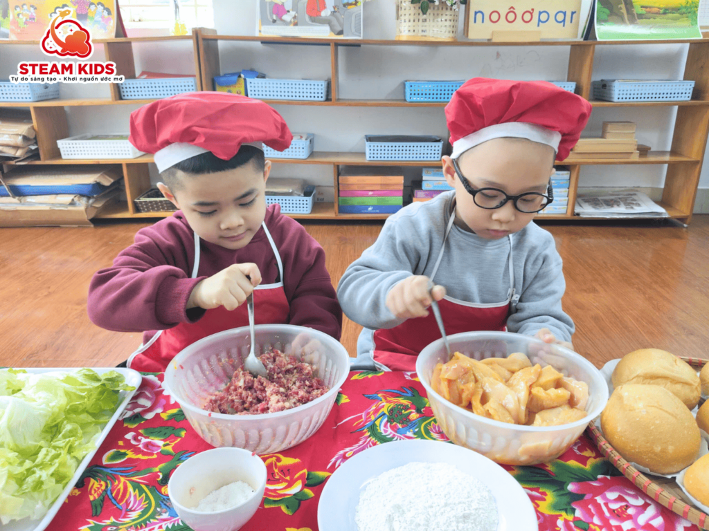 BÉ VÀO BẾP – TRẢI NGHIỆM LÀM BÁNH HAMBURGER BÉ VÀO BẾP – TRẢI NGHIỆM LÀM BÁNH HAMBURGER - Trường Mầm Non STEAM KIDS