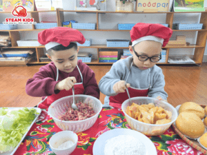 BÉ VÀO BẾP – TRẢI NGHIỆM LÀM BÁNH HAMBURGER - Trường Mầm Non STEAM KIDS