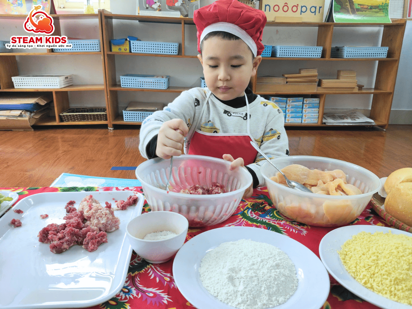 BÉ VÀO BẾP – TRẢI NGHIỆM LÀM BÁNH HAMBURGER BÉ VÀO BẾP – TRẢI NGHIỆM LÀM BÁNH HAMBURGER - Trường Mầm Non STEAM KIDS