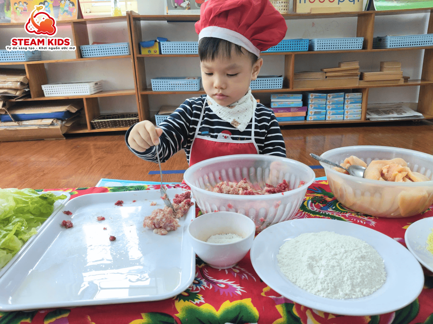 BÉ VÀO BẾP – TRẢI NGHIỆM LÀM BÁNH HAMBURGER BÉ VÀO BẾP – TRẢI NGHIỆM LÀM BÁNH HAMBURGER - Trường Mầm Non STEAM KIDS