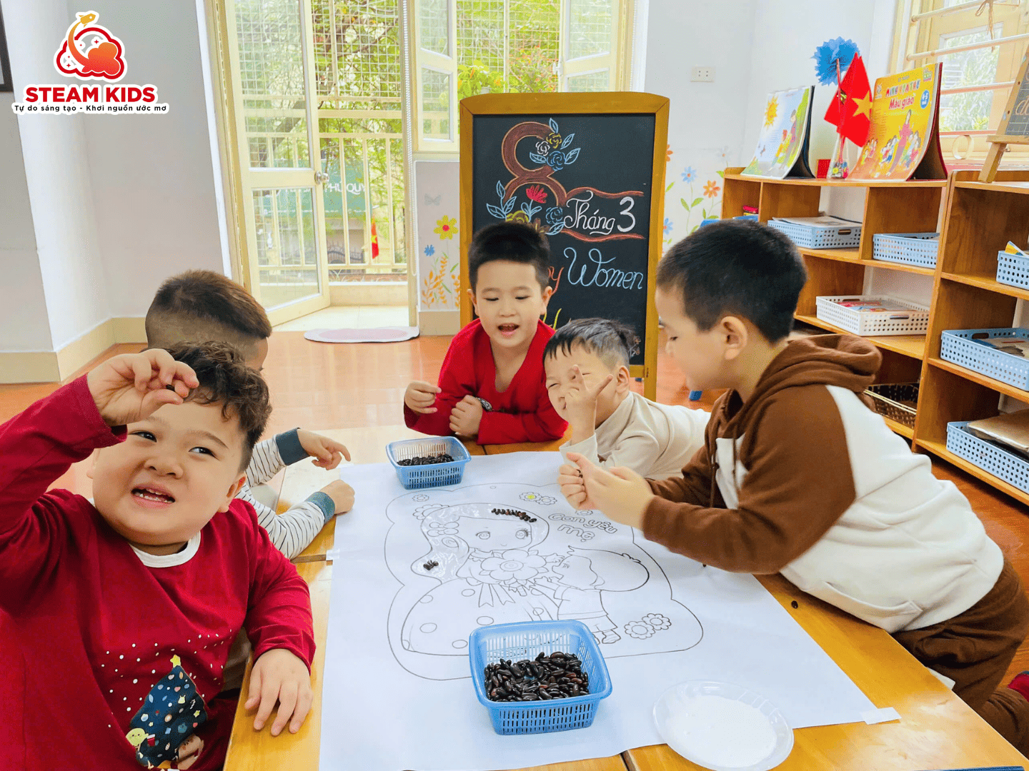 HOẠT ĐỘNG TRẢI NGHIỆM: “MÓN QUÀ TẶNG MẸ” - Trường Mầm Non STEAM KIDS