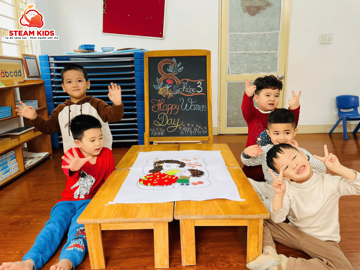 HOẠT ĐỘNG TRẢI NGHIỆM: “MÓN QUÀ TẶNG MẸ” - Trường Mầm Non STEAM KIDS