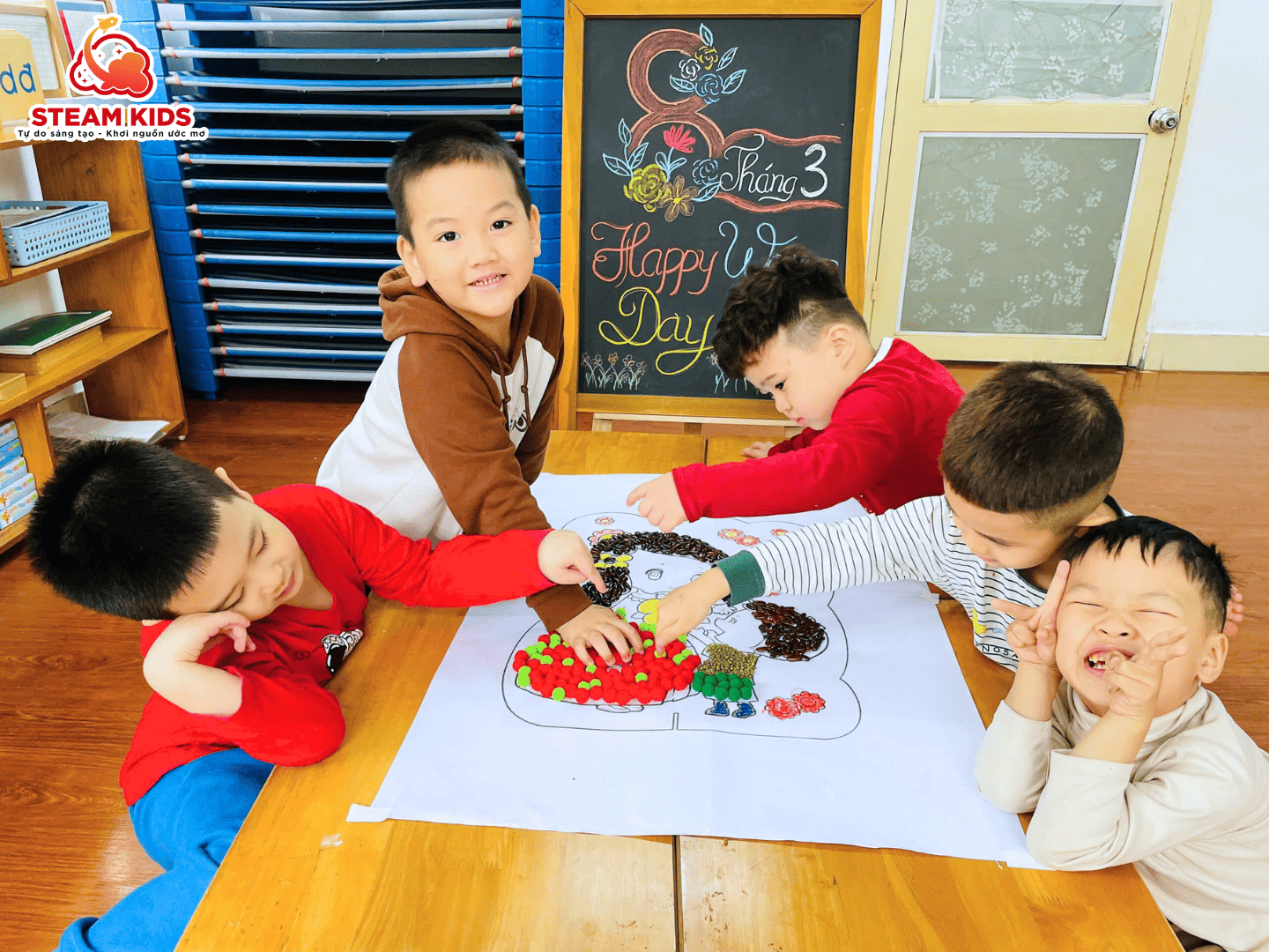 HOẠT ĐỘNG TRẢI NGHIỆM: “MÓN QUÀ TẶNG MẸ” - Trường Mầm Non STEAM KIDS